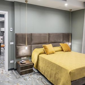 Gold Luxury Flat X4